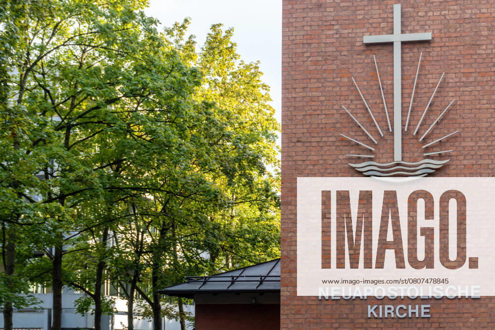 Fassade der Neuapostolischen Kirche in Augsburg mit modernem Kreuz-Symbol und rotem Klinker