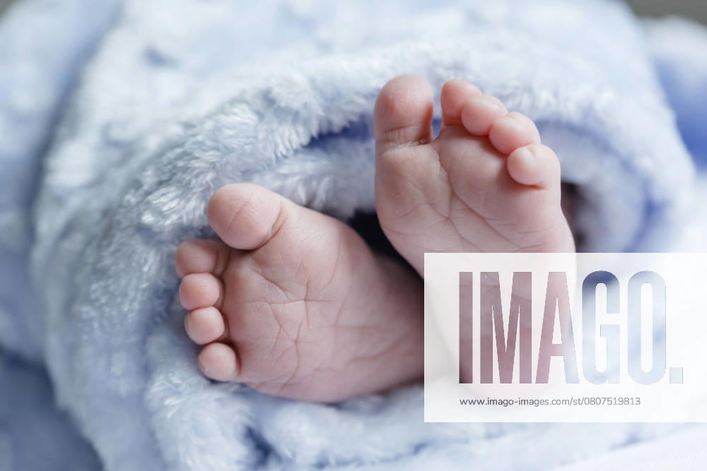 Close up of feet of a newborn baby model released, Symbolfoto, STBF00371
