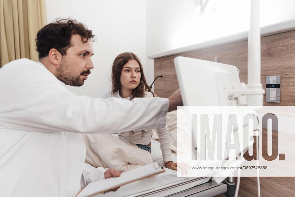 Doctor consulting with patient in a clinic using a display model released, Symbolfoto property released, MOEF04758