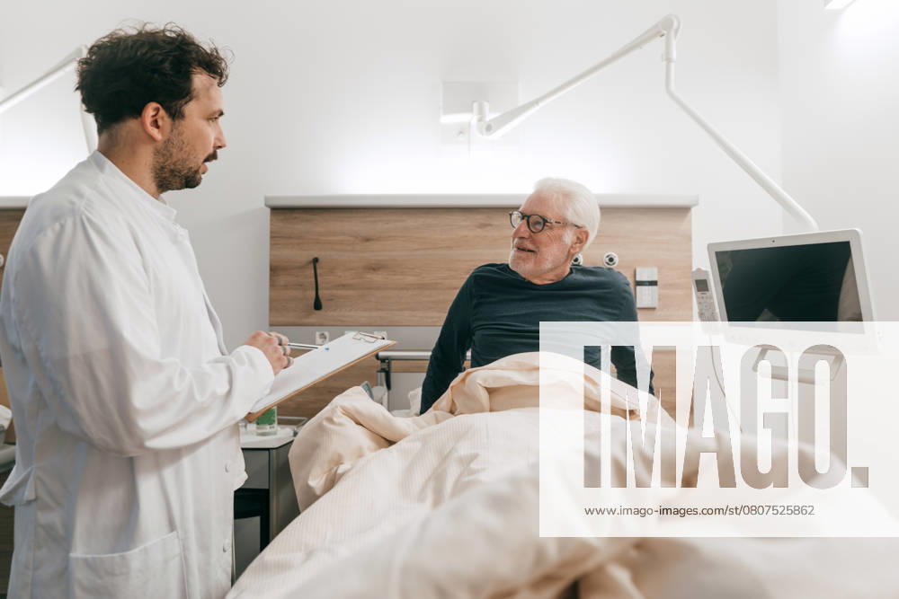 Doctor consulting with patient in a clinic setting model released, Symbolfoto property released, MOEF04761