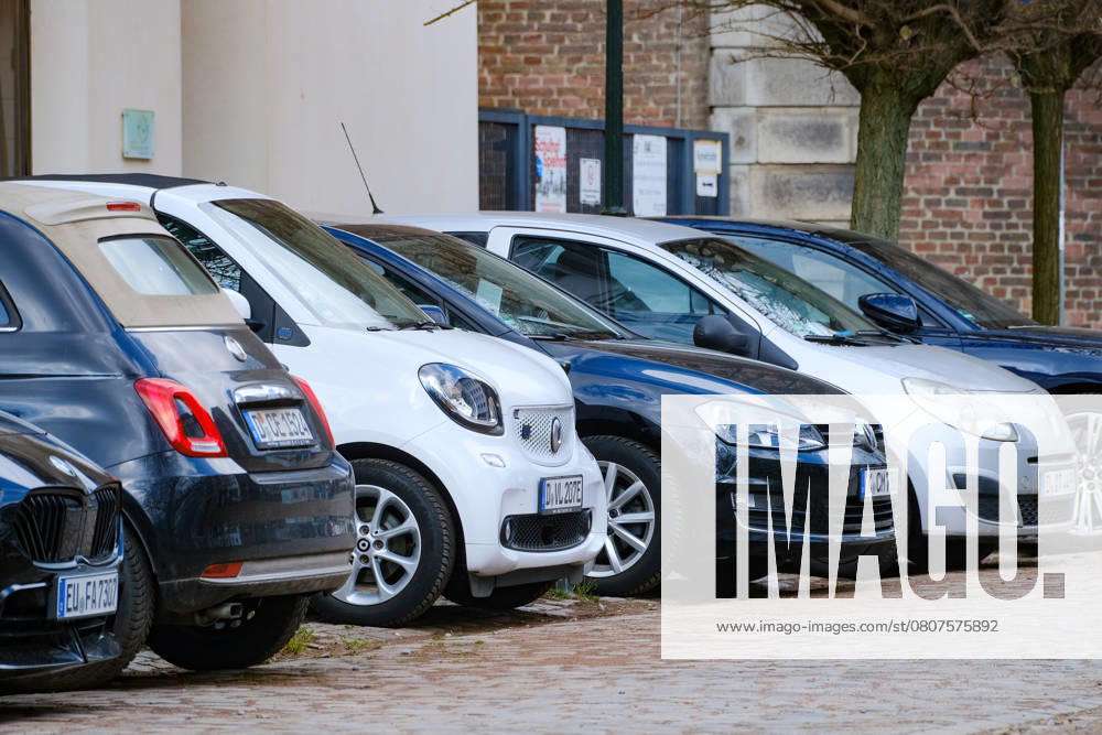 Düsseldorf 24.03.2025 Parkraumnot Parkplatz Parkplätze Autoverkehr Strassenverkehr Mobilitätswende Verbrenneraus Autoverbrenner KFZ-Steuer KFZ-Versicherung Teilkaskoversicherung Vollkaskoversicherung Autoversicherung Neuwagenzulassung Autozulassung Querparken Blechlawine Parkschein Parkkosten Knöllchen Bussgeld Düsseldorf Nordrhein-Westfalen Deutschland