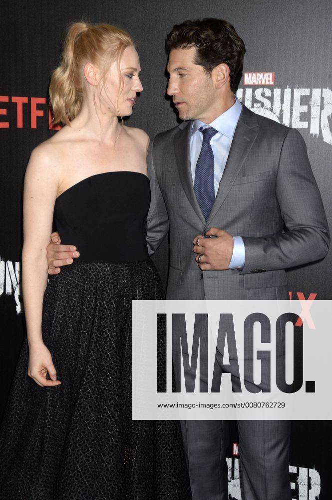 Deborah Ann Woll und Jon Bernthal bei der Premiere der Netfilx TV-Serie The Punisher im AMC Loews. New York