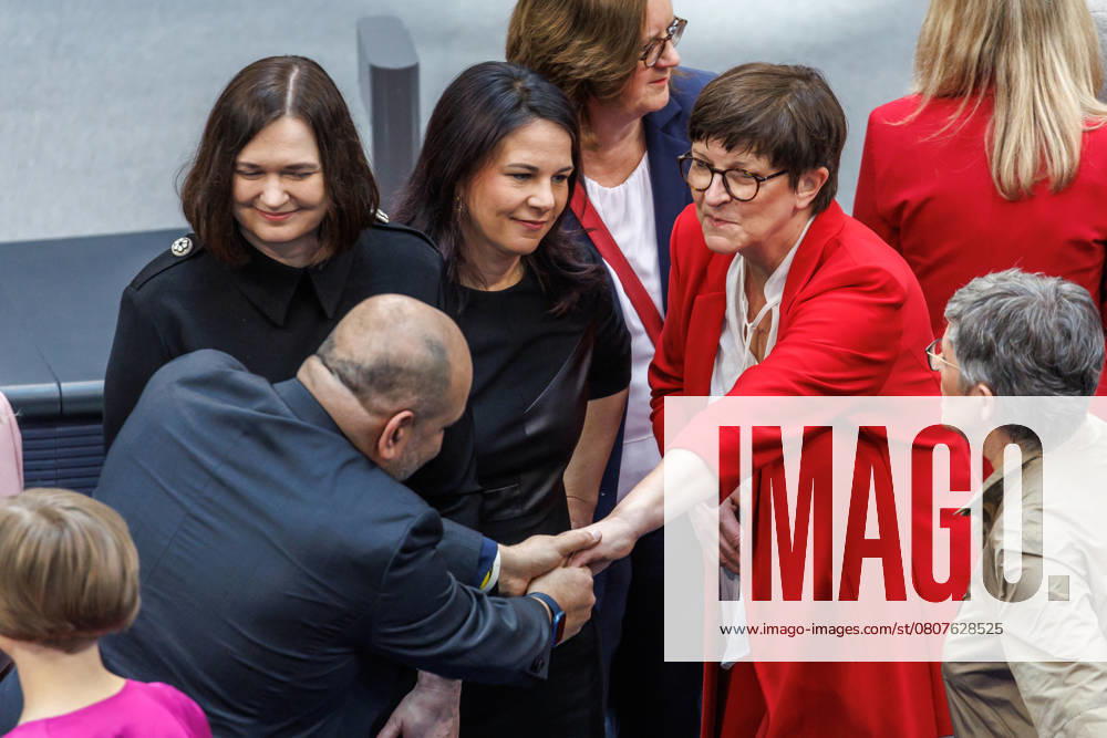 Plenarsitzung im Deutschen Bundestag Bundesaussenministerin Annalena Baerbock (B90 Gruene) und Saskia Esken bei der 1.Sitzung im Deutschen Bundestag am 25.03.25 in Berlin. Berlin Berlin Deutschland Reichstag