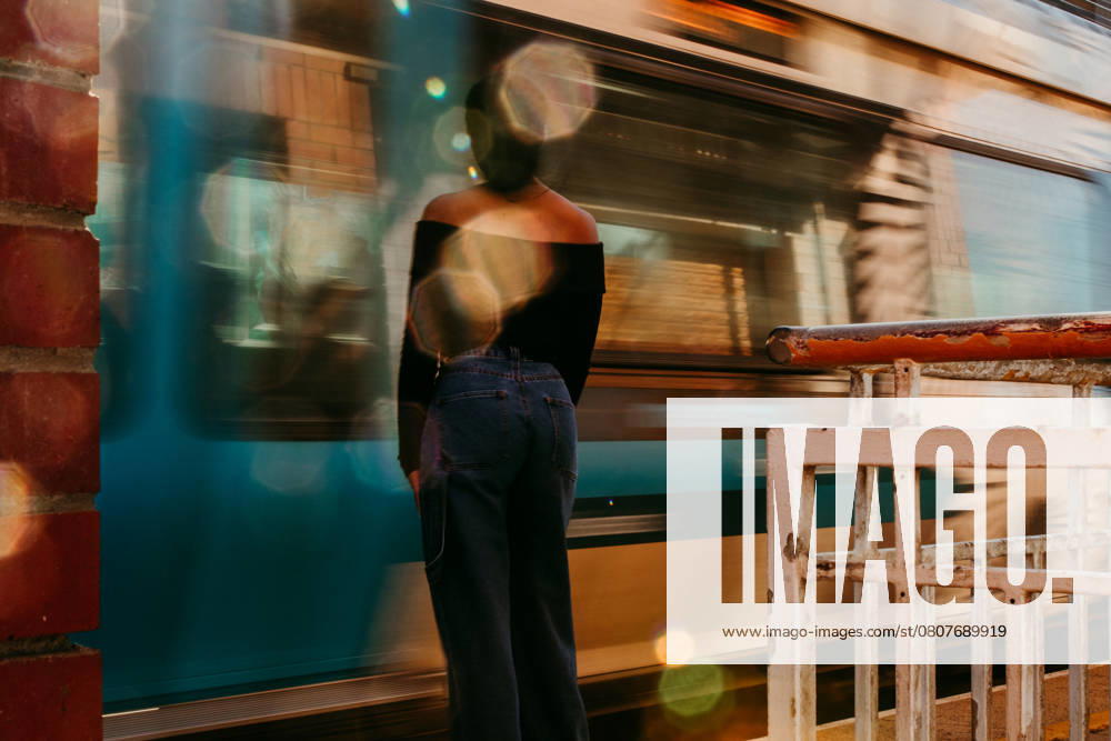 IMAGO Creative, Jahreszeit Herbst in der Stadt IMAGO Creative, Jahreszeit Sommer, Sommerferien Train station dappled light black women blurred motion South Africa, Western Cape, Cape Town CR_YNJN250325-1691020-01 ,model released, Symbolfoto