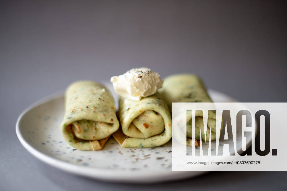 Spinach pancakes topped with smooth cream cheese R_BIAT250317-1680895-01
