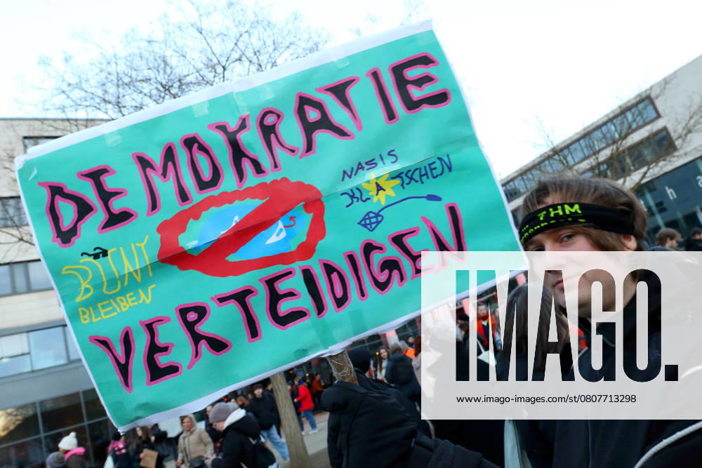Unter dem Titel Nie wieder ist jetzt - Großdemonstration gegen den Rechtsruck in der Gesellschaft - Demoschild: DEMOKRATIE VERTEIDIGEN - BUNT BLEIBEN - Abbildung: AfD-Verbotsschild - NAZIS KLATSCHEN (Abbildung: Fliegenklatsche) - Deutschland, GER, DEU, Germany, Gießen, 08.02.2025 - Protestaktion gegen rechte Tendenzen und den gesellschaftlichen Rechtsruck in weiten Teilen der Deutschen Bevölkerung. Ein weiteres aktuelles Thema war die Abstimmung von Union, FDP und AfD im Deutschen Bundestag zur Migrationsdebatte. Die Protestierenden zeigten ihren Unmut gegen den Kanzlerkandidaten der CDU Friedrich Merz auf zahlreichen Demoplakaten. Die Polizei war mit einem Großaufgebot vor Ort und sicherte die Veranstaltung. Dem Aufruf der Veranstalter