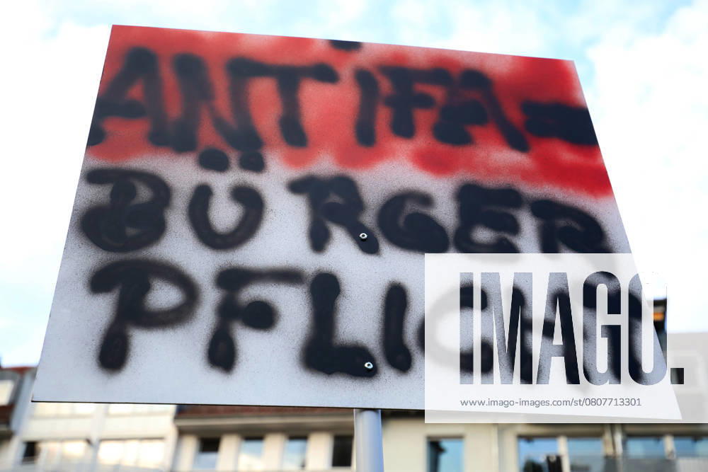 Unter dem Titel Nie wieder ist jetzt - Großdemonstration gegen den Rechtsruck in der Gesellschaft - Demoschild: ANTIFA = BÜRGERPFLICHT- Deutschland, GER, DEU, Germany, Gießen, 08.02.2025 - Protestaktion gegen rechte Tendenzen und den gesellschaftlichen Rechtsruck in weiten Teilen der Deutschen Bevölkerung. Ein weiteres aktuelles Thema war die Abstimmung von Union, FDP und AfD im Deutschen Bundestag zur Migrationsdebatte. Die Protestierenden zeigten ihren Unmut gegen den Kanzlerkandidaten der CDU Friedrich Merz auf zahlreichen Demoplakaten. Die Polizei war mit einem Großaufgebot vor Ort und sicherte die Veranstaltung. Dem Aufruf der Veranstalter sind ca. 13.000 Menschen gefolgt, die vom Berliner Platz aus nach einer Auftaktkundgebung