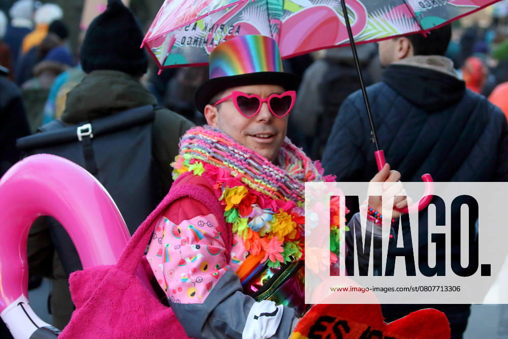 Unter dem Titel Nie wieder ist jetzt - Großdemonstration gegen den Rechtsruck in der Gesellschaft - Bunt geschmückter Demoteilnehmer in Regenbogenfarben mit Regenschirm - Deutschland, GER, DEU, Germany, Gießen, 08.02.2025 - Protestaktion gegen rechte Tendenzen und den gesellschaftlichen Rechtsruck in weiten Teilen der Deutschen Bevölkerung. Ein weiteres aktuelles Thema war die Abstimmung von Union, FDP und AfD im Deutschen Bundestag zur Migrationsdebatte. Die Protestierenden zeigten ihren Unmut gegen den Kanzlerkandidaten der CDU Friedrich Merz auf zahlreichen Demoplakaten. Die Polizei war mit einem Großaufgebot vor Ort und sicherte die Veranstaltung. Dem Aufruf der Veranstalter sind ca. 13.000 Menschen gefolgt, die vom Berliner Pla