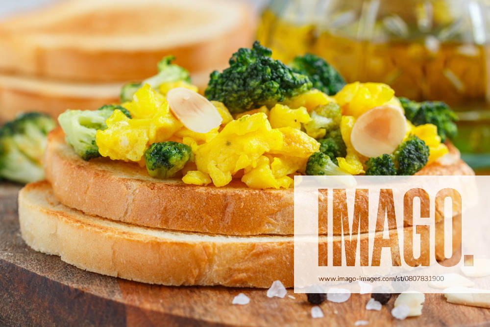 Toastbrot mit Eiersalat, Brokkoli und Mandelblüten. Bruschetta. Leckeres Frühstück. Selektiver Fokus Bread toast with egg salad, broccoli and almond petals. Bruschetta. Delicious breakfast. Selective focus