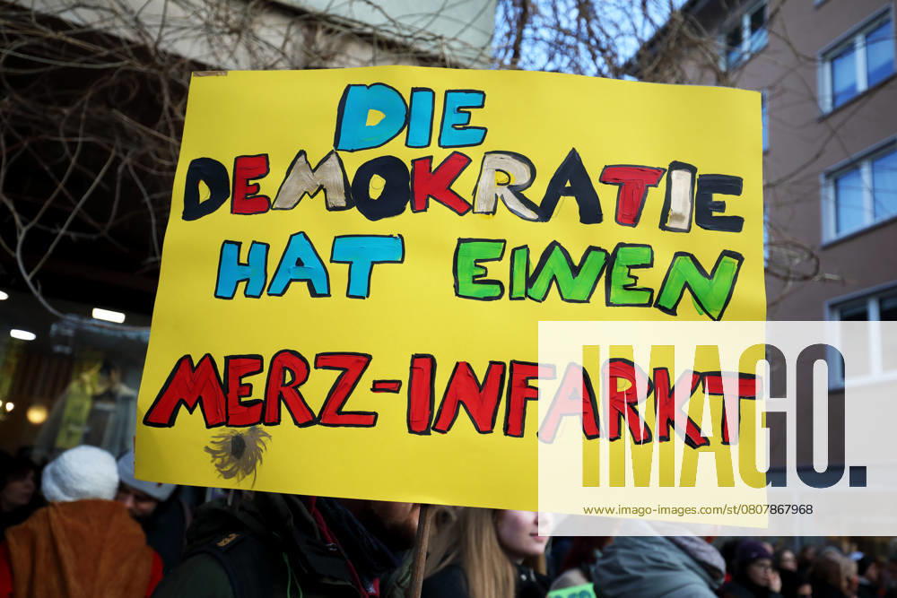 Unter dem Titel Nie wieder ist jetzt - Großdemonstration gegen den Rechtsruck in der Gesellschaft - Demoschild: DIE DEMOKRATIE HAT EINEN MERZ-INFARKT CDU-Politiker und Kanzlerkandidat Friedrich Merz (gemeint ist CDU-Politiker und Kanzlerkandidat Friedrich Merz) - Deutschland, GER, DEU, Germany, Gießen, 08.02.2025 - Protestaktion gegen rechte Tendenzen und den gesellschaftlichen Rechtsruck in weiten Teilen der Deutschen Bevölkerung. Ein weiteres aktuelles Thema war die Abstimmung von Union, FDP und AfD im Deutschen Bundestag zur Migrationsdebatte. Die Protestierenden zeigten ihren Unmut gegen den Kanzlerkandidaten der CDU Friedrich Merz auf zahlreichen Demoplakaten. Die Polizei war mit einem Großaufgebot vor Ort und sicherte die Ver
