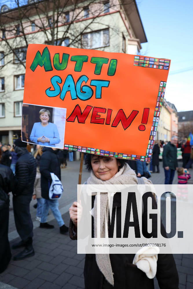 Unter dem Titel Nie wieder ist jetzt - Großdemonstration gegen den Rechtsruck in der Gesellschaft - Demoschild: MUTTI SAGT NEIN! (Konterfei: Bundeskanzlerin a. D. Dr. Angela Merkel) - Deutschland, GER, DEU, Germany, Gießen, 08.02.2025 - Protestaktion gegen rechte Tendenzen und den gesellschaftlichen Rechtsruck in weiten Teilen der Deutschen Bevölkerung. Ein weiteres aktuelles Thema war die Abstimmung von Union, FDP und AfD im Deutschen Bundestag zur Migrationsdebatte. Die Protestierenden zeigten ihren Unmut gegen den Kanzlerkandidaten der CDU Friedrich Merz auf zahlreichen Demoplakaten. Die Polizei war mit einem Großaufgebot vor Ort und sicherte die Veranstaltung. Dem Aufruf der Veranstalter sind ca. 13.000 Menschen gefolgt, die vom