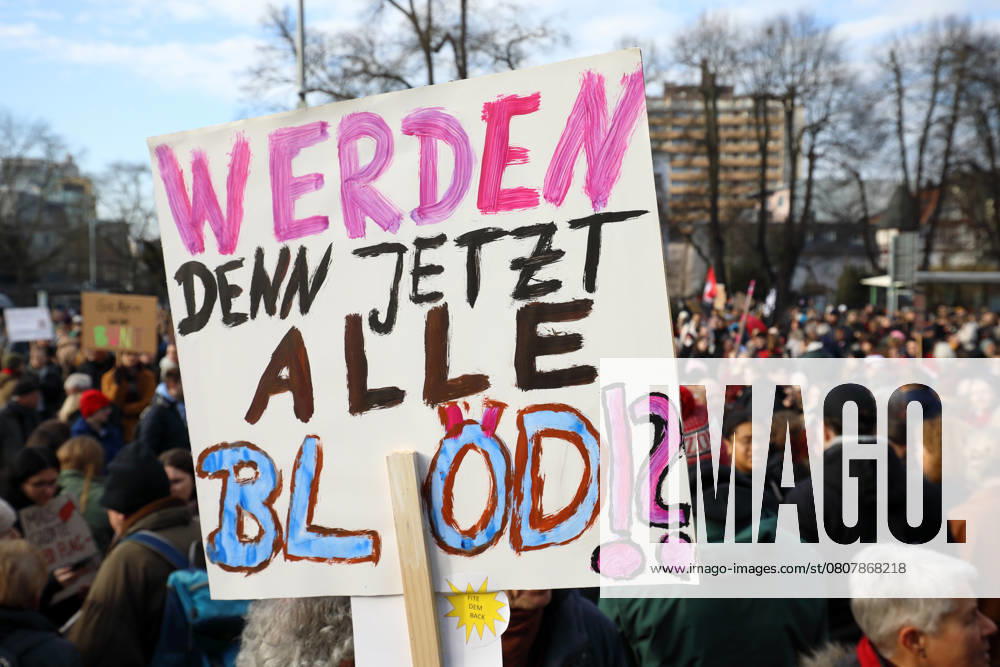 Unter dem Titel Nie wieder ist jetzt - Großdemonstration gegen den Rechtsruck in der Gesellschaft - Demoschild: WERDEN DENN JETZT ALLE BLÖD!? - Deutschland, GER, DEU, Germany, Gießen, 08.02.2025 - Protestaktion gegen rechte Tendenzen und den gesellschaftlichen Rechtsruck in weiten Teilen der Deutschen Bevölkerung. Ein weiteres aktuelles Thema war die Abstimmung von Union, FDP und AfD im Deutschen Bundestag zur Migrationsdebatte. Die Protestierenden zeigten ihren Unmut gegen den Kanzlerkandidaten der CDU Friedrich Merz auf zahlreichen Demoplakaten. Die Polizei war mit einem Großaufgebot vor Ort und sicherte die Veranstaltung. Dem Aufruf der Veranstalter sind ca. 13.000 Menschen gefolgt, die vom Berliner Platz aus nach einer Auftaktku