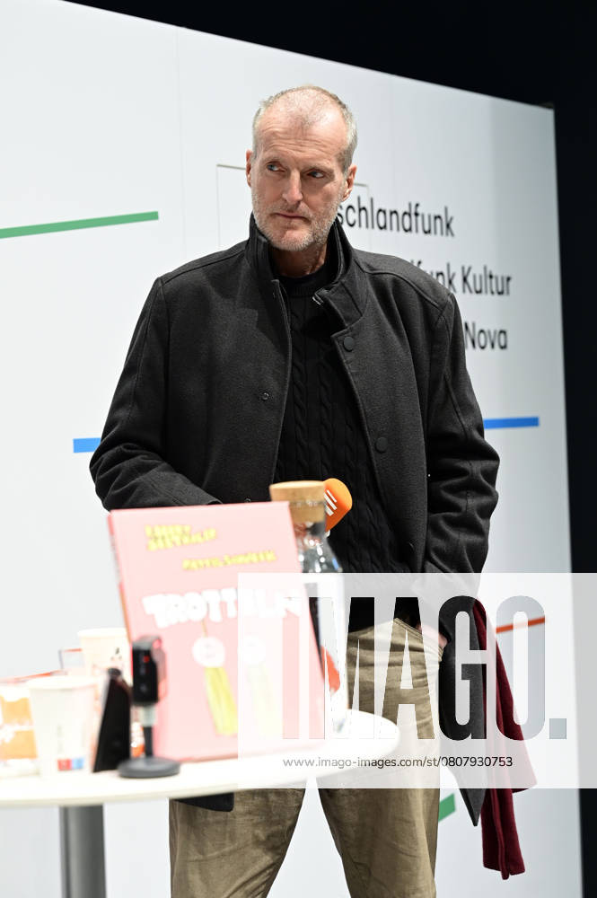 Robert Seethaler beim Gespräch zum Buch Trotteln am Messestand von Deutschlandfunk Deutschlandradio in Halle 2 auf der Leipziger Buchmesse 2025 auf dem Messegelände. Leipzig