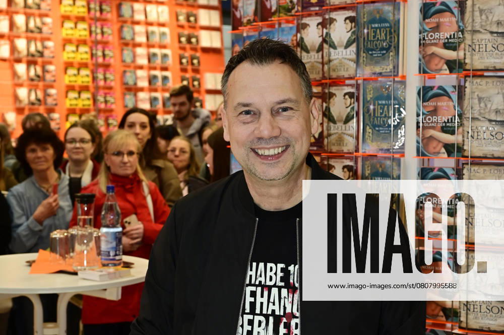 Sebastian Fitzek bei einer Signierstunde am Messestand Droemer Knaur in Halle 2 auf der Leipziger Buchmesse 2025 auf dem Messegelände. Leipzig