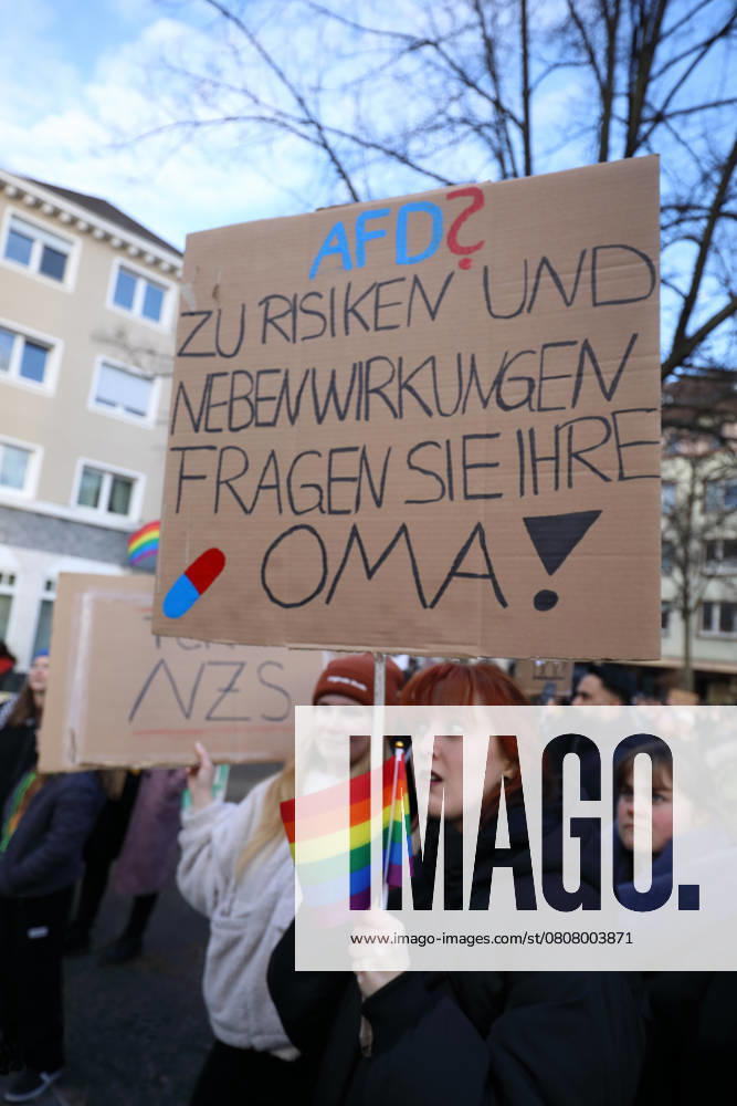 Unter dem Titel Nie wieder ist jetzt - Großdemonstration gegen den Rechtsruck in der Gesellschaft - Demoteilnehmerin trägt Regenbogenfähnchen und Demoschild: AFD? ZU RISIKEN UND NEBENWIRKUNGEN FRAGEN SIE IHRE OMA! - Deutschland, GER, DEU, Germany, Gießen, 08.02.2025 - Protestaktion gegen rechte Tendenzen und den gesellschaftlichen Rechtsruck in weiten Teilen der Deutschen Bevölkerung. Ein weiteres aktuelles Thema war die Abstimmung von Union, FDP und AfD im Deutschen Bundestag zur Migrationsdebatte. Die Protestierenden zeigten ihren Unmut gegen den Kanzlerkandidaten der CDU Friedrich Merz auf zahlreichen Demoplakaten. Die Polizei war mit einem Großaufgebot vor Ort und sicherte die Veranstaltung. Dem Aufruf der Veranstalter sind ca.