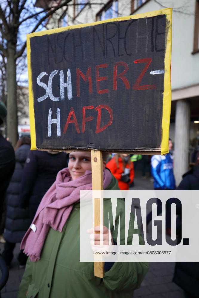 Unter dem Titel Nie wieder ist jetzt - Großdemonstration gegen den Rechtsruck in der Gesellschaft - Demoschild: MENSCHENRECHTE SCHMERZHAFD (die letzten Buchstaben bedeuten AfD)- Deutschland, GER, DEU, Germany, Gießen, 08.02.2025 - Protestaktion gegen rechte Tendenzen und den gesellschaftlichen Rechtsruck in weiten Teilen der Deutschen Bevölkerung. Ein weiteres aktuelles Thema war die Abstimmung von Union, FDP und AfD im Deutschen Bundestag zur Migrationsdebatte. Die Protestierenden zeigten ihren Unmut gegen den Kanzlerkandidaten der CDU Friedrich Merz auf zahlreichen Demoplakaten. Die Polizei war mit einem Großaufgebot vor Ort und sicherte die Veranstaltung. Dem Aufruf der Veranstalter sind ca. 13.000 Menschen gefolgt, die vom Berlin