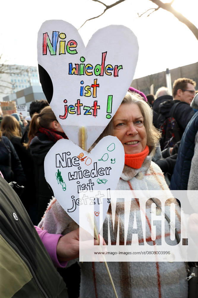 Unter dem Titel Nie wieder ist jetzt - Großdemonstration gegen den Rechtsruck in der Gesellschaft - Buntes Demoschild in Herzform: Nie wieder ist jetzt! - Demoschild in Herzform: Nie wieder ist jetzt! - Deutschland, GER, DEU, Germany, Gießen, 08.02.2025 - Protestaktion gegen rechte Tendenzen und den gesellschaftlichen Rechtsruck in weiten Teilen der Deutschen Bevölkerung. Ein weiteres aktuelles Thema war die Abstimmung von Union, FDP und AfD im Deutschen Bundestag zur Migrationsdebatte. Die Protestierenden zeigten ihren Unmut gegen den Kanzlerkandidaten der CDU Friedrich Merz auf zahlreichen Demoplakaten. Die Polizei war mit einem Großaufgebot vor Ort und sicherte die Veranstaltung. Dem Aufruf der Veranstalter sind ca. 13.000 Mensche