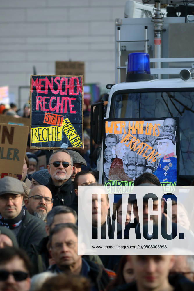 Unter dem Titel Nie wieder ist jetzt - Großdemonstration gegen den Rechtsruck in der Gesellschaft - Demoschild: MENSCHENRECHTE STATT RECHTE MENSCHEN - Deutschland, GER, DEU, Germany, Gießen, 08.02.2025 - Protestaktion gegen rechte Tendenzen und den gesellschaftlichen Rechtsruck in weiten Teilen der Deutschen Bevölkerung. Ein weiteres aktuelles Thema war die Abstimmung von Union, FDP und AfD im Deutschen Bundestag zur Migrationsdebatte. Die Protestierenden zeigten ihren Unmut gegen den Kanzlerkandidaten der CDU Friedrich Merz auf zahlreichen Demoplakaten. Die Polizei war mit einem Großaufgebot vor Ort und sicherte die Veranstaltung. Dem Aufruf der Veranstalter sind ca. 13.000 Menschen gefolgt, die vom Berliner Platz aus nach einer Auf