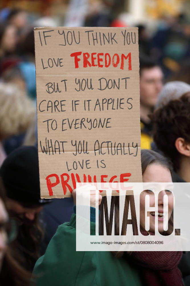 Unter dem Titel Nie wieder ist jetzt - Großdemonstration gegen den Rechtsruck in der Gesellschaft - Demoschild: IF YOU THINK YOU LOVE FREEDOM BUT YOU DONT CARE IF IT APPLIES TO EVERYONE WHAT YOU ACTUALLY LOVE IS PRIVILEGE - Deutschland, GER, DEU, Germany, Gießen, 08.02.2025 - Protestaktion gegen rechte Tendenzen und den gesellschaftlichen Rechtsruck in weiten Teilen der Deutschen Bevölkerung. Ein weiteres aktuelles Thema war die Abstimmung von Union, FDP und AfD im Deutschen Bundestag zur Migrationsdebatte. Die Protestierenden zeigten ihren Unmut gegen den Kanzlerkandidaten der CDU Friedrich Merz auf zahlreichen Demoplakaten. Die Polizei war mit einem Großaufgebot vor Ort und sicherte die Veranstaltung. Dem Aufruf der Veranstalter si