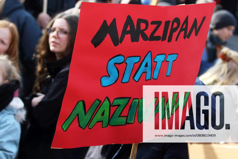 Unter dem Titel Nie wieder ist jetzt - Großdemonstration gegen den Rechtsruck in der Gesellschaft - Demoschild: MARZIPAN STATT NAZIWAHN - Deutschland, GER, DEU, Germany, Gießen, 08.02.2025 - Protestaktion gegen rechte Tendenzen und den gesellschaftlichen Rechtsruck in weiten Teilen der Deutschen Bevölkerung. Ein weiteres aktuelles Thema war die Abstimmung von Union, FDP und AfD im Deutschen Bundestag zur Migrationsdebatte. Die Protestierenden zeigten ihren Unmut gegen den Kanzlerkandidaten der CDU Friedrich Merz auf zahlreichen Demoplakaten. Die Polizei war mit einem Großaufgebot vor Ort und sicherte die Veranstaltung. Dem Aufruf der Veranstalter sind ca. 13.000 Menschen gefolgt, die vom Berliner Platz aus nach einer Auftaktkundgebun