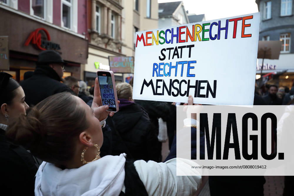 Unter dem Titel Nie wieder ist jetzt - Großdemonstration gegen den Rechtsruck in der Gesellschaft - Buntes Demoschild: MENSCHENRECHTE STATT RECHTE MENSCHEN - Deutschland, GER, DEU, Germany, Gießen, 08.02.2025 - Protestaktion gegen rechte Tendenzen und den gesellschaftlichen Rechtsruck in weiten Teilen der Deutschen Bevölkerung. Ein weiteres aktuelles Thema war die Abstimmung von Union, FDP und AfD im Deutschen Bundestag zur Migrationsdebatte. Die Protestierenden zeigten ihren Unmut gegen den Kanzlerkandidaten der CDU Friedrich Merz auf zahlreichen Demoplakaten. Die Polizei war mit einem Großaufgebot vor Ort und sicherte die Veranstaltung. Dem Aufruf der Veranstalter sind ca. 13.000 Menschen gefolgt, die vom Berliner Platz aus nach ei