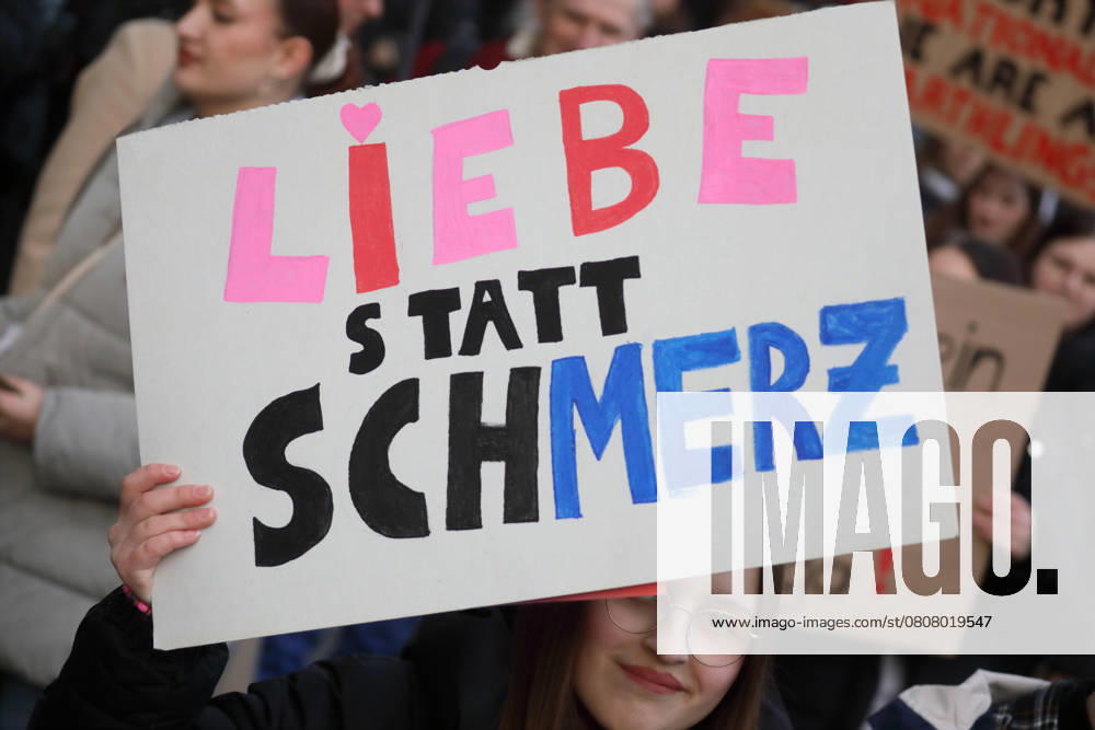 Unter dem Titel Nie wieder ist jetzt - Großdemonstration gegen den Rechtsruck in der Gesellschaft - Demoschild: LIEBE STATT SCHMERZ (gemeint ist CDU-Politiker und Kanzlerkandidat Friedrich Merz) - Deutschland, GER, DEU, Germany, Gießen, 08.02.2025 - Protestaktion gegen rechte Tendenzen und den gesellschaftlichen Rechtsruck in weiten Teilen der Deutschen Bevölkerung. Ein weiteres aktuelles Thema war die Abstimmung von Union, FDP und AfD im Deutschen Bundestag zur Migrationsdebatte. Die Protestierenden zeigten ihren Unmut gegen den Kanzlerkandidaten der CDU Friedrich Merz auf zahlreichen Demoplakaten. Die Polizei war mit einem Großaufgebot vor Ort und sicherte die Veranstaltung. Dem Aufruf der Veranstalter sind ca. 13.000 Menschen gef