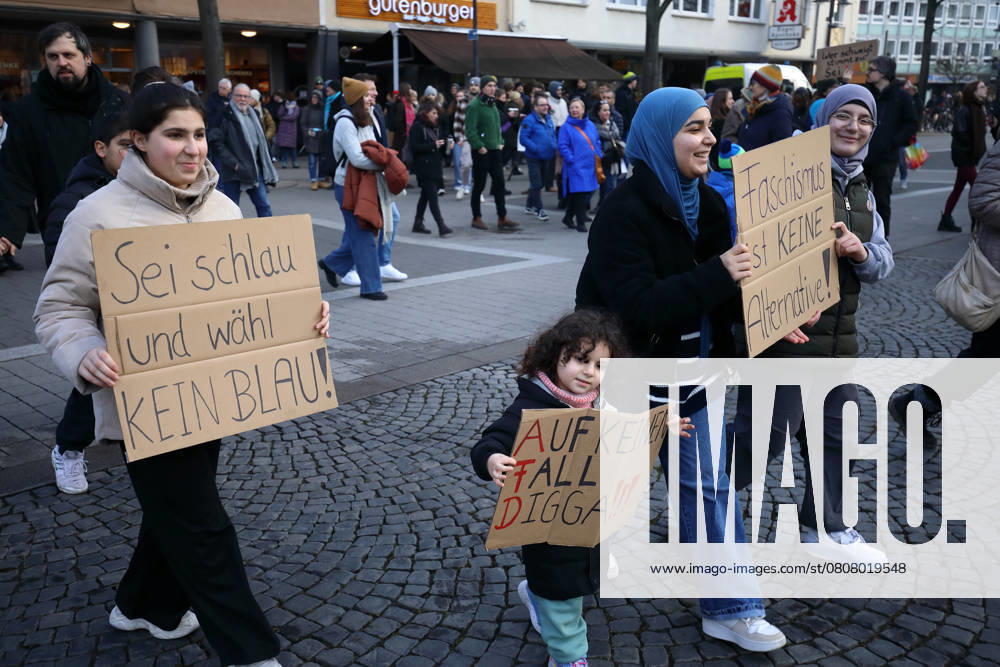 Unter dem Titel Nie wieder ist jetzt - Großdemonstration gegen den Rechtsruck in der Gesellschaft - Demoschild: Sei schlau und wähl KEIN BLAU! - Demoschild: AUF KEINEN FALL DIGGA!!! - Demoschild: Faschismus ist KEINE Alternative! - Deutschland, GER, DEU, Germany, Gießen, 08.02.2025 - Protestaktion gegen rechte Tendenzen und den gesellschaftlichen Rechtsruck in weiten Teilen der Deutschen Bevölkerung. Ein weiteres aktuelles Thema war die Abstimmung von Union, FDP und AfD im Deutschen Bundestag zur Migrationsdebatte. Die Protestierenden zeigten ihren Unmut gegen den Kanzlerkandidaten der CDU Friedrich Merz auf zahlreichen Demoplakaten. Die Polizei war mit einem Großaufgebot vor Ort und sicherte die Veranstaltung. Dem Aufruf der Verans