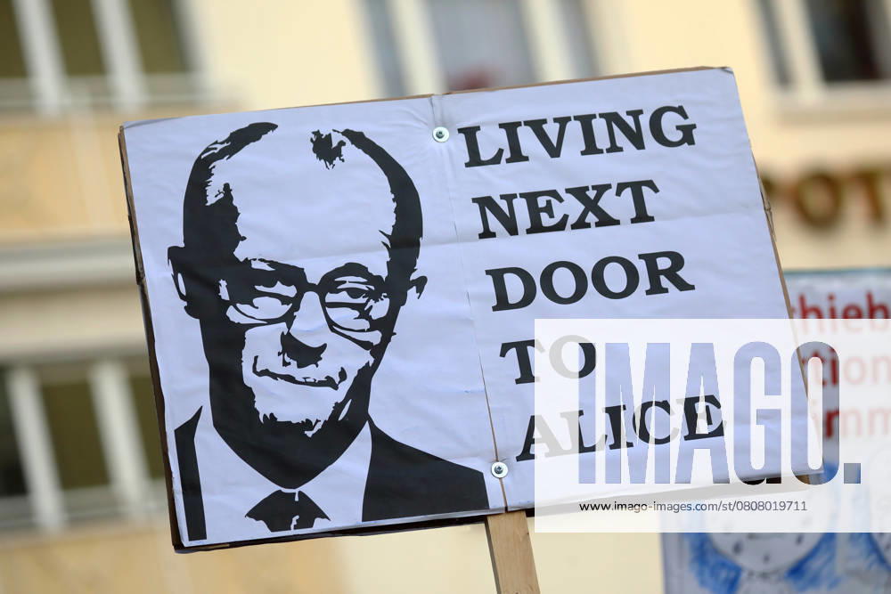 Unter dem Titel Nie wieder ist jetzt - Großdemonstration gegen den Rechtsruck in der Gesellschaft - Demoschild: LIVING NEXT DOOR TO ALICE (Konterfei von CDU-Politiker und Kanzlerkandidat Friedrich Merz) - Deutschland, GER, DEU, Germany, Gießen, 08.02.2025 - Protestaktion gegen rechte Tendenzen und den gesellschaftlichen Rechtsruck in weiten Teilen der Deutschen Bevölkerung. Ein weiteres aktuelles Thema war die Abstimmung von Union, FDP und AfD im Deutschen Bundestag zur Migrationsdebatte. Die Protestierenden zeigten ihren Unmut gegen den Kanzlerkandidaten der CDU Friedrich Merz auf zahlreichen Demoplakaten. Die Polizei war mit einem Großaufgebot vor Ort und sicherte die Veranstaltung. Dem Aufruf der Veranstalter sind ca. 13.000 Menschen