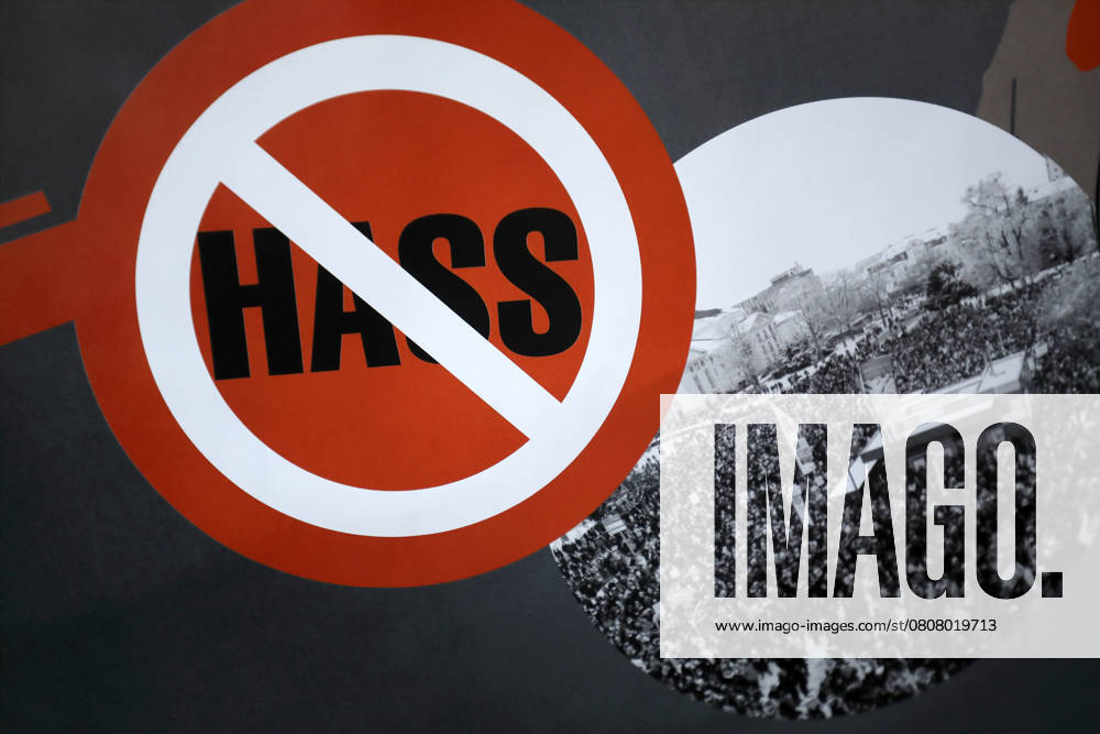 Unter dem Titel Nie wieder ist jetzt - Großdemonstration gegen den Rechtsruck in der Gesellschaft - Demoschild: Hass (Verbotsschild) - Deutschland, GER, DEU, Germany, Gießen, 08.02.2025 - Protestaktion gegen rechte Tendenzen und den gesellschaftlichen Rechtsruck in weiten Teilen der Deutschen Bevölkerung. Ein weiteres aktuelles Thema war die Abstimmung von Union, FDP und AfD im Deutschen Bundestag zur Migrationsdebatte. Die Protestierenden zeigten ihren Unmut gegen den Kanzlerkandidaten der CDU Friedrich Merz auf zahlreichen Demoplakaten. Die Polizei war mit einem Großaufgebot vor Ort und sicherte die Veranstaltung. Dem Aufruf der Veranstalter sind ca. 13.000 Menschen gefolgt, die vom Berliner Platz aus nach einer Auftaktkundgebung m
