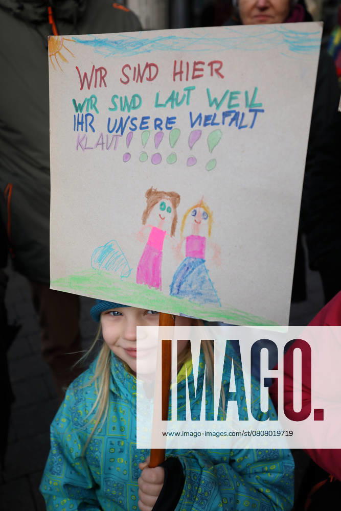 Unter dem Titel Nie wieder ist jetzt - Großdemonstration gegen den Rechtsruck in der Gesellschaft - Demoschild: WIR SIND HIER WIR SIND LAUT WEIL IHR UNSRE VIELFALT KLAUT!!!!!! - Abbildung: bunte Kinder - Deutschland, GER, DEU, Germany, Gießen, 08.02.2025 - Protestaktion gegen rechte Tendenzen und den gesellschaftlichen Rechtsruck in weiten Teilen der Deutschen Bevölkerung. Ein weiteres aktuelles Thema war die Abstimmung von Union, FDP und AfD im Deutschen Bundestag zur Migrationsdebatte. Die Protestierenden zeigten ihren Unmut gegen den Kanzlerkandidaten der CDU Friedrich Merz auf zahlreichen Demoplakaten. Die Polizei war mit einem Großaufgebot vor Ort und sicherte die Veranstaltung. Dem Aufruf der Veranstalter sind ca. 13.000 Mensch
