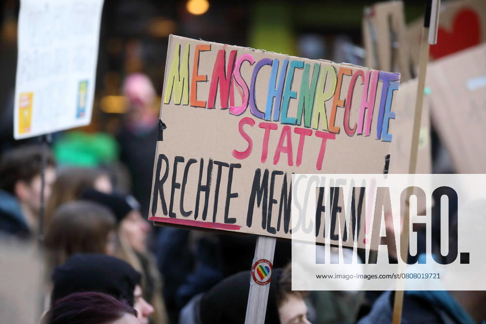 Unter dem Titel Nie wieder ist jetzt - Großdemonstration gegen den Rechtsruck in der Gesellschaft - Buntes Demoschild: MENSCHENRECHTE STATT RECHTE MENSCHEN - Deutschland, GER, DEU, Germany, Gießen, 08.02.2025 - Protestaktion gegen rechte Tendenzen und den gesellschaftlichen Rechtsruck in weiten Teilen der Deutschen Bevölkerung. Ein weiteres aktuelles Thema war die Abstimmung von Union, FDP und AfD im Deutschen Bundestag zur Migrationsdebatte. Die Protestierenden zeigten ihren Unmut gegen den Kanzlerkandidaten der CDU Friedrich Merz auf zahlreichen Demoplakaten. Die Polizei war mit einem Großaufgebot vor Ort und sicherte die Veranstaltung. Dem Aufruf der Veranstalter sind ca. 13.000 Menschen gefolgt, die vom Berliner Platz aus nach ei