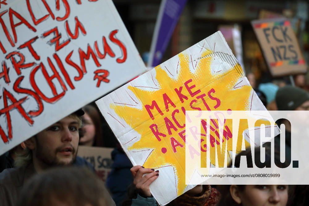 Unter dem Titel Nie wieder ist jetzt - Großdemonstration gegen den Rechtsruck in der Gesellschaft - Demoschild: MAKE RACISTS - AFRAID - AGAIN - Demoschild: FCK NZS - Deutschland, GER, DEU, Germany, Gießen, 08.02.2025 - Protestaktion gegen rechte Tendenzen und den gesellschaftlichen Rechtsruck in weiten Teilen der Deutschen Bevölkerung. Ein weiteres aktuelles Thema war die Abstimmung von Union, FDP und AfD im Deutschen Bundestag zur Migrationsdebatte. Die Protestierenden zeigten ihren Unmut gegen den Kanzlerkandidaten der CDU Friedrich Merz auf zahlreichen Demoplakaten. Die Polizei war mit einem Großaufgebot vor Ort und sicherte die Veranstaltung. Dem Aufruf der Veranstalter sind ca. 13.000 Menschen gefolgt, die vom Berliner Platz aus nac
