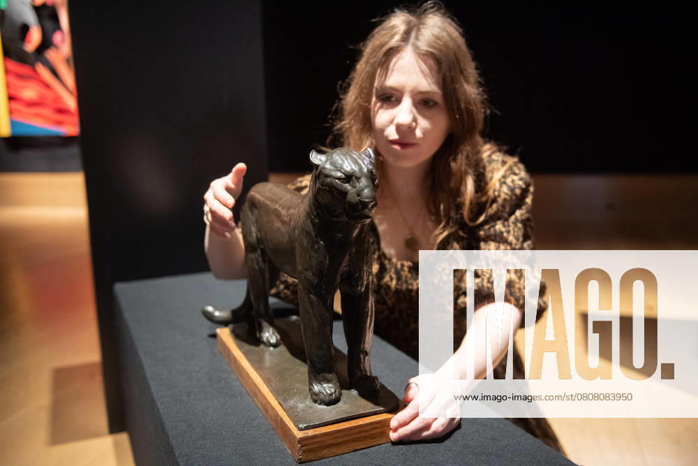 Bonhams 20th 21st Century Art Day Evening Sales Highlights Photocall - Bonhams, London A staff member views Là opard au repos, ville de Paris, petit modele by Rembrandt Bugatti (est £180k -£250k) which is to go on auction at Bonhams 20th 21st Century Art Day Evening Sales at Bonhams in London, England, UK on Monday 31 March, 2025., Credit:Justin Ng Avalon UK, England, London, Bonhams