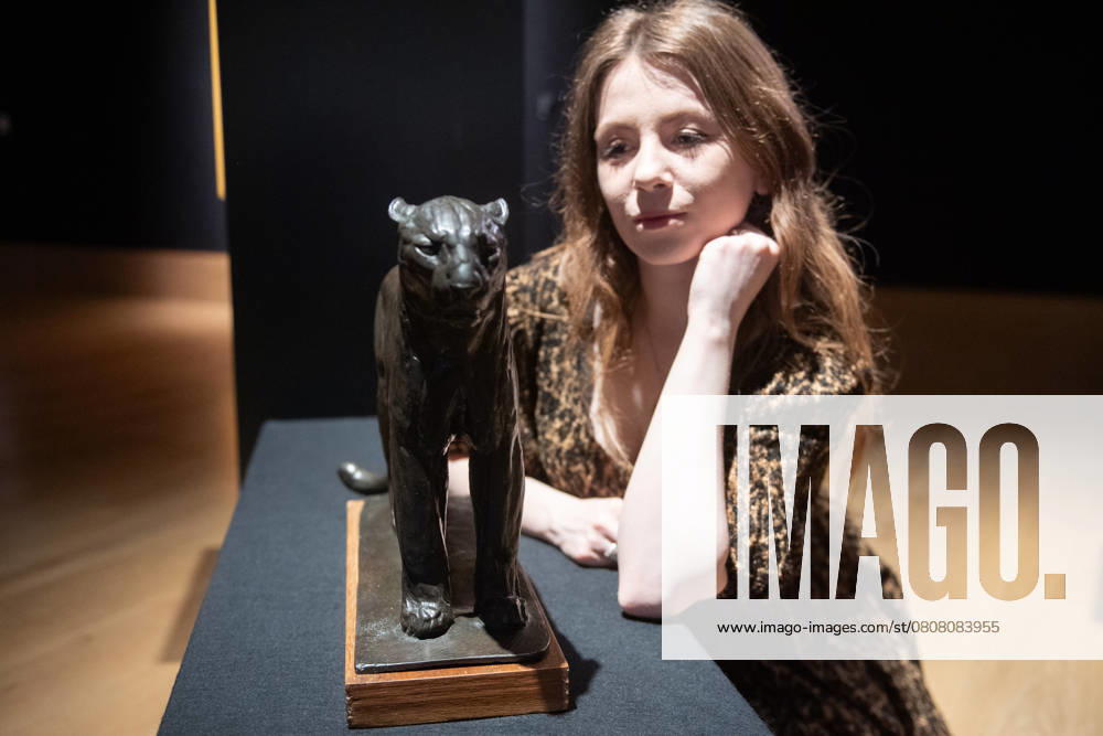 Bonhams 20th 21st Century Art Day Evening Sales Highlights Photocall - Bonhams, London A staff member views Là opard au repos, ville de Paris, petit modele by Rembrandt Bugatti (est £180k -£250k) which is to go on auction at Bonhams 20th 21st Century Art Day Evening Sales at Bonhams in London, England, UK on Monday 31 March, 2025., Credit:Justin Ng Avalon UK, England, London, Bonhams
