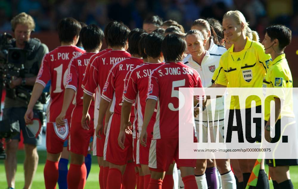 FIFA Fussball WM Frauen Dresden 28.06.2011 USA geg Nordkorea 2:0 Schiedsrichter Bibiana STEINHAUS (GER) begrüßt das Team von Nordkorea Christie RAMPONE (USA, 3.v.re.) o0 Korea