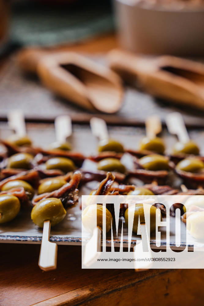 IMAGO Creative, Food, Tapas Elegant skewers laden with green olives and anchovies showcase a perfect Mediterranean fusion. Served ready for a stylish appetizer, their rich taste lingers delightfully. Model Released AlvaroMontero_ID27531_790466_002