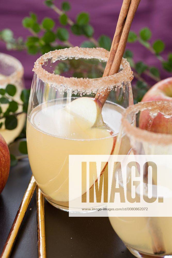 Fruchtiger Drink mit Apfel und Zimtstange - Fruity drink with apple and cinnamon