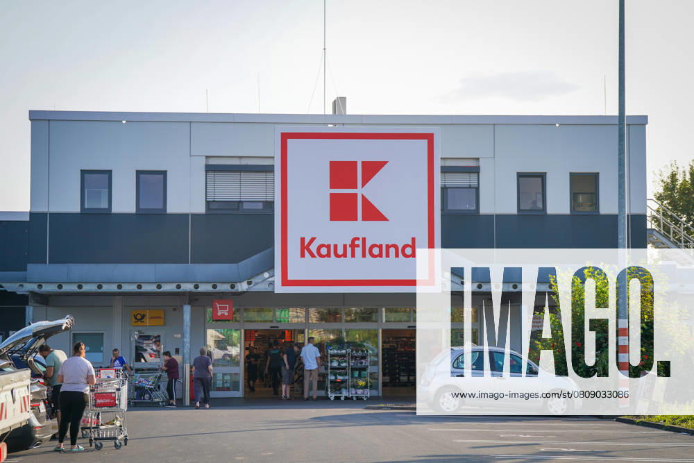 Kaufland-Eingang bei Sommerwetter Deutschland, Europa, Einzelhandel, Supermarkt, Kaufland, Kund:innen beim Einkaufen, Einkaufswägen, Parkplatz, Konsumverhalten, DHL-Filiale, Schwarz-Gruppe, Lebensmittelmarkt, Alltagsleben, Wirtschaft