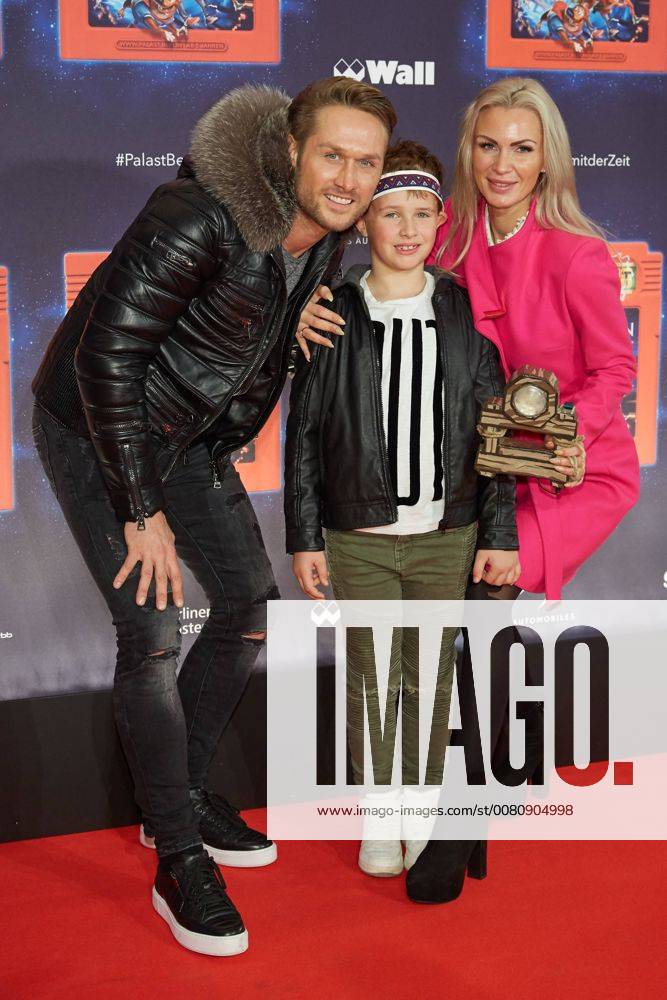 Nico Schwanz mit Sohn Damian und Begleitung - Weltpremiere Deutschlands groesster Kindershow Spiel mit der Zeit im Friedrichstadt-Palast Berlin am 19.11.2017. Weltpremiere Spiel mit der Zeit