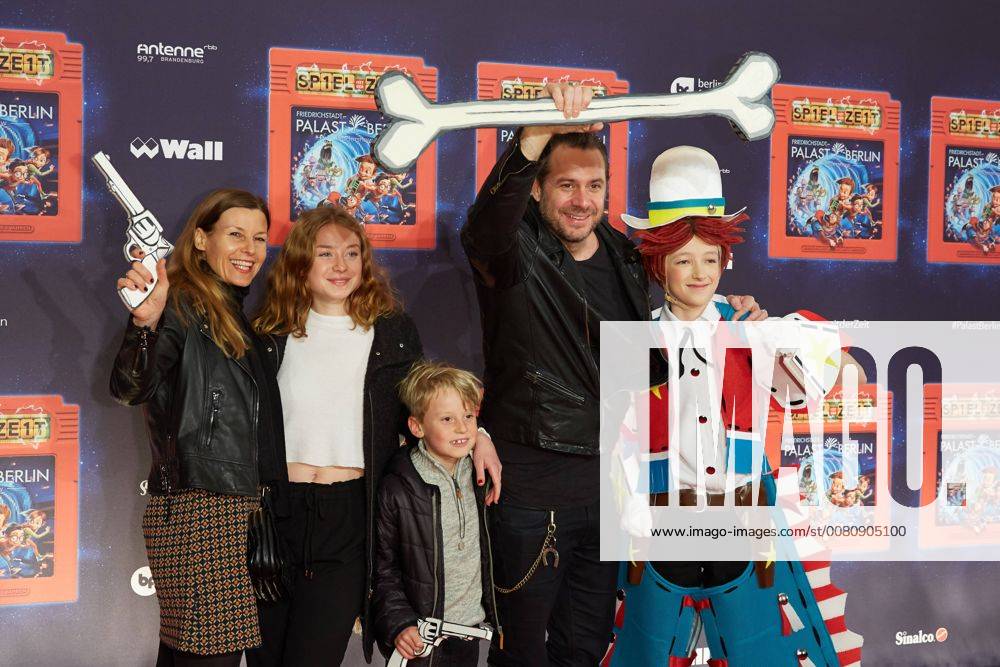 Sascha Vollmer mit Freundin Jenny und Kindern John und Manisha - Weltpremiere Deutschlands groesster Kindershow Spiel mit der Zeit im Friedrichstadt-Palast Berlin am 19.11.2017. Weltpremiere Spiel mit der Zeit