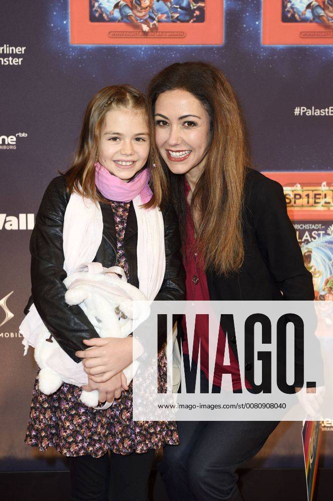 Anastasia Zampounidis mit Nichte Tessa bei der Premiere der Kindershow Spiel mit der Zeit im Friedrichstadt-Palast. Berlin