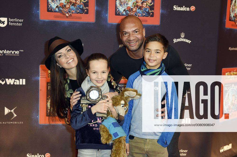 Kate Hall und Ehemann Detlef Soost mit Kindern Ayana Haley Hall Soost und Carlos Detlef Akwasi bei der Premiere der Kindershow Spiel mit der Zeit im Friedrichstadt-Palast. Berlin