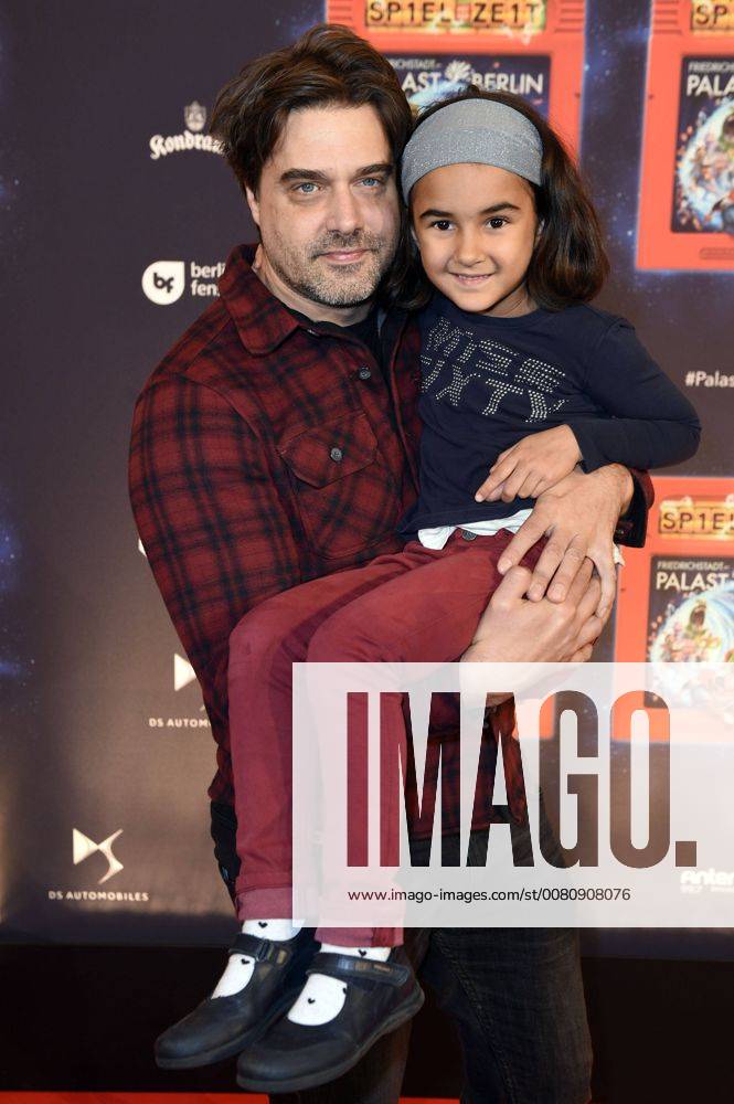 Raphael Vogt mit Patenkind Kaya bei der Premiere der Kindershow Spiel mit der Zeit im Friedrichstadt-Palast. Berlin