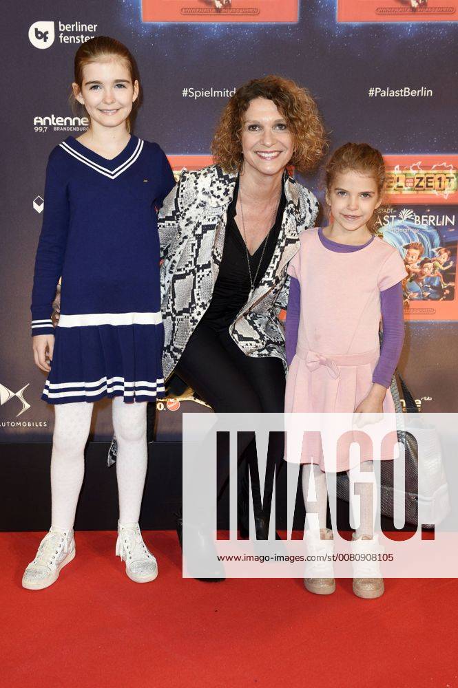 Heike Kloss mit den Kindern Marla und Olivia bei der Premiere der Kindershow Spiel mit der Zeit im Friedrichstadt-Palast. Berlin