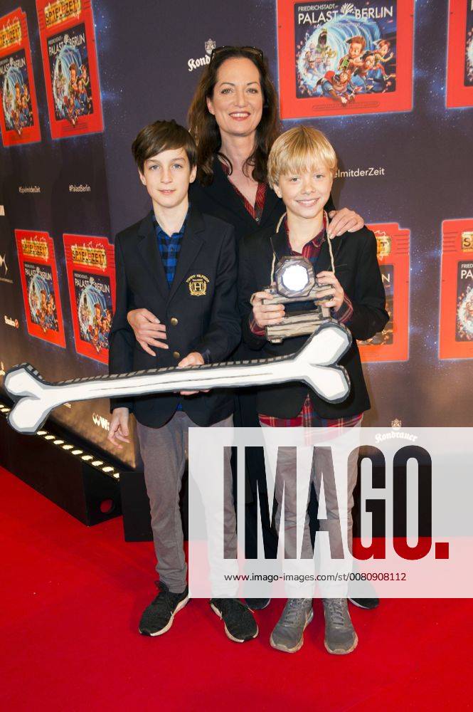 Natalia Wörner mit Sohn Jacob Lee Seeliger und seinem Freund Oskar bei der Premiere der Kindershow Spiel mit der Zeit im Friedrichstadt-Palast. Berlin