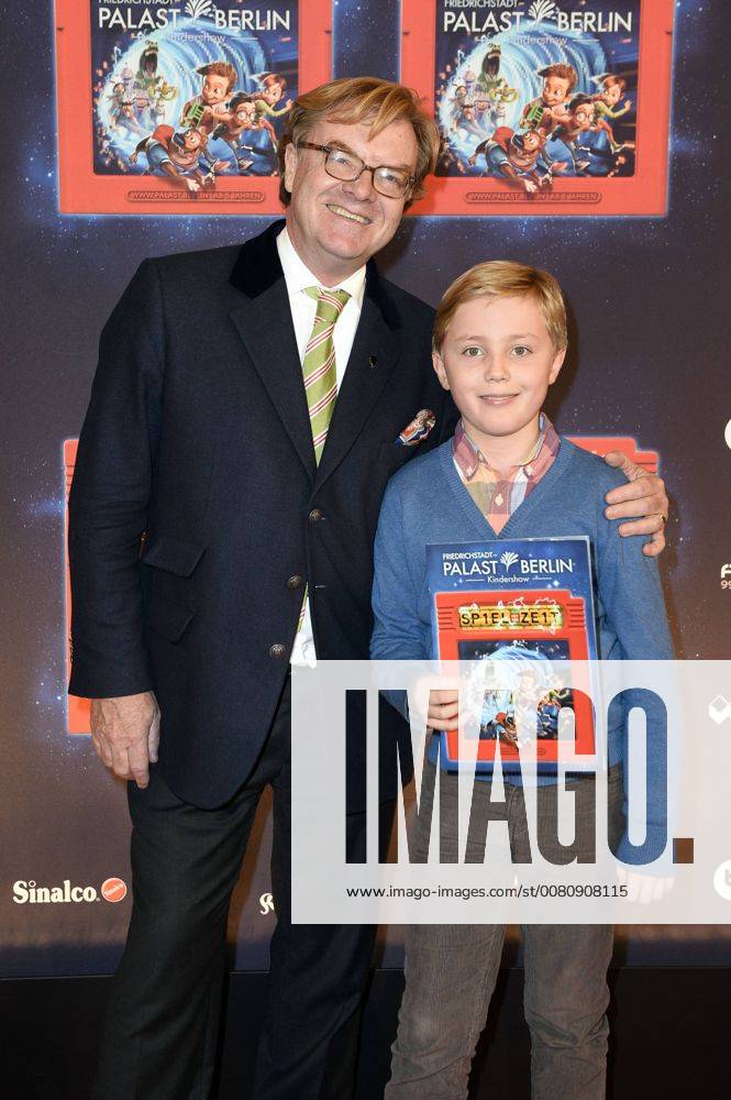 Andre Schmitz mit Belgleitung bei der Premiere der Kindershow Spiel mit der Zeit im Friedrichstadt-Palast. Berlin