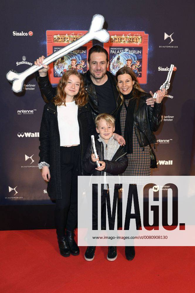 Sascha Vollmer (The BossHoss) mit Freundin Jenny und Kindern Manisha und John bei der Premiere der Kindershow Spiel mit der Zeit im Friedrichstadt-Palast. Berlin