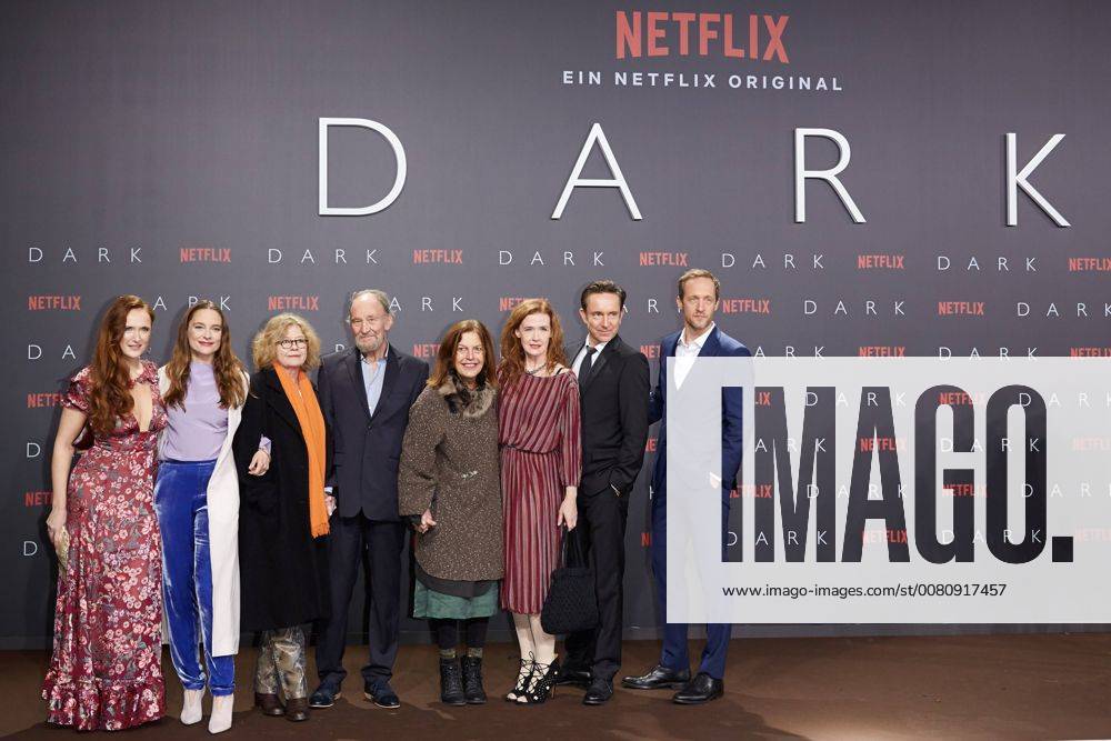 Deborah Kaufmann, Anne Ratte-Polle, Lisa Kreuzer, Michael Mendel, Angela Winkler, Julia Jenkins, Arnd Klawitter und Sebastian Rudolph - Europapremiere der ersten deutschen Netflix Original Serie DARK im Zoopalast in Berlin am 20.11.207. Europapremiere DARK