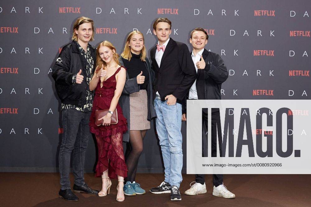 Moritz Jahn, Gina Alice Stiebitz, Nele Trebs, Ludger Boekelmann und Paul Lux - Europapremiere der ersten deutschen Netflix Original Serie DARK im Zoopalast in Berlin am 20.11.207. Europapremiere DARK
