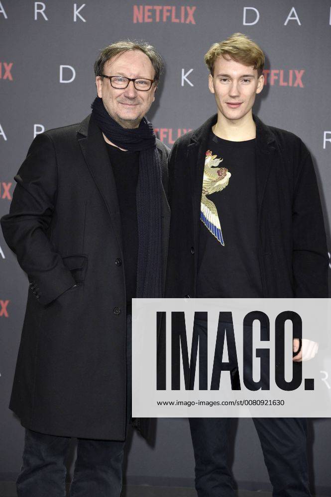Rainer Bock mit Sohn Moritz bei der Premiere der Netflix Serie Dark im Kino im Zoo-Palast. Berlin